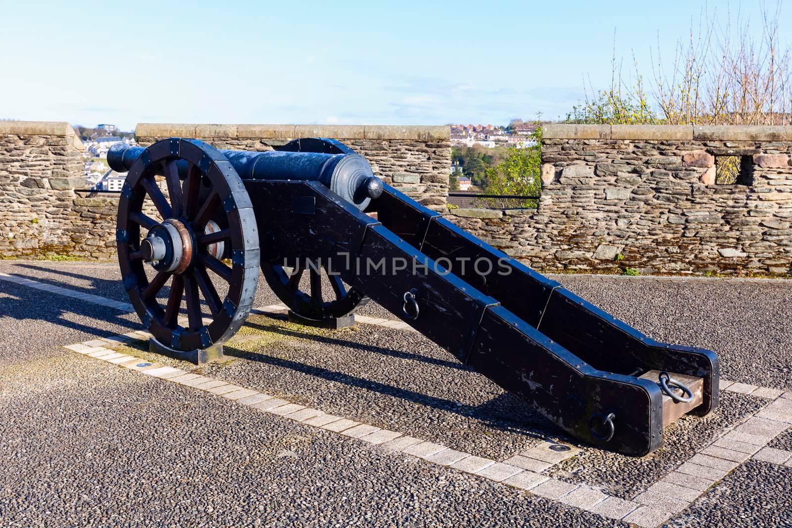 Cannon on the walls of Derry by benkrut