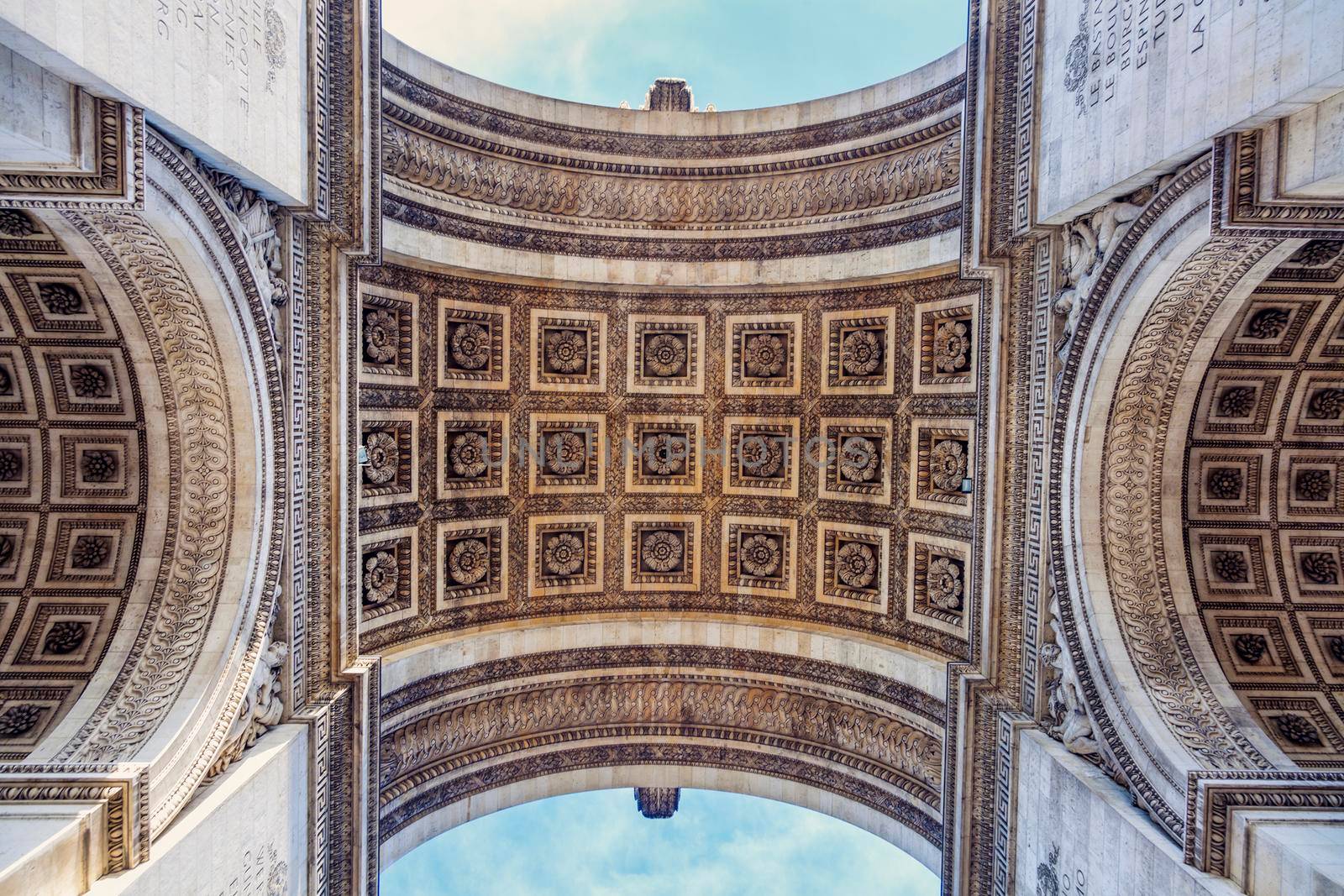 Arc de Triomphe in Paris by benkrut