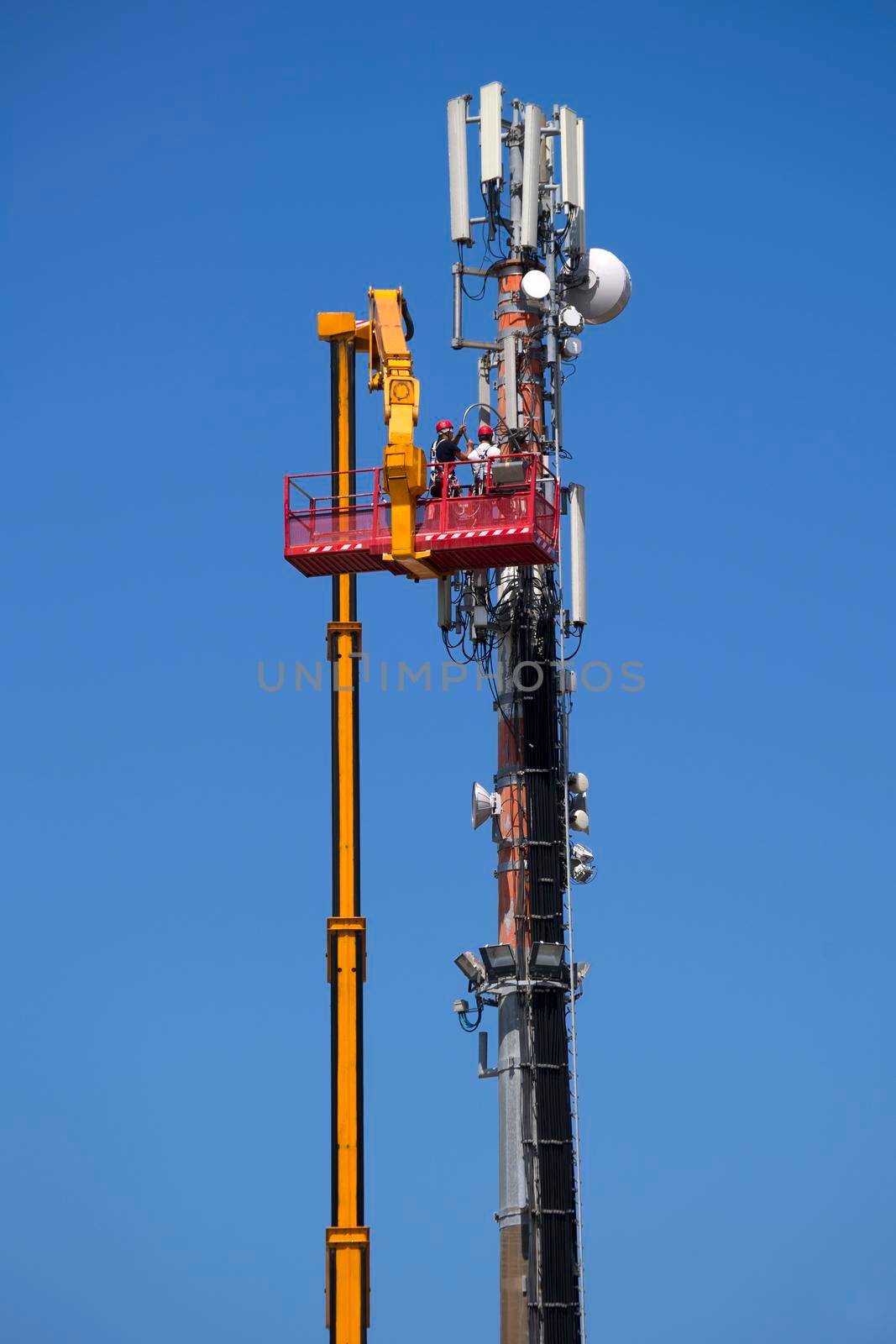 Maintenance to an antenna for communications  by fotografiche.eu