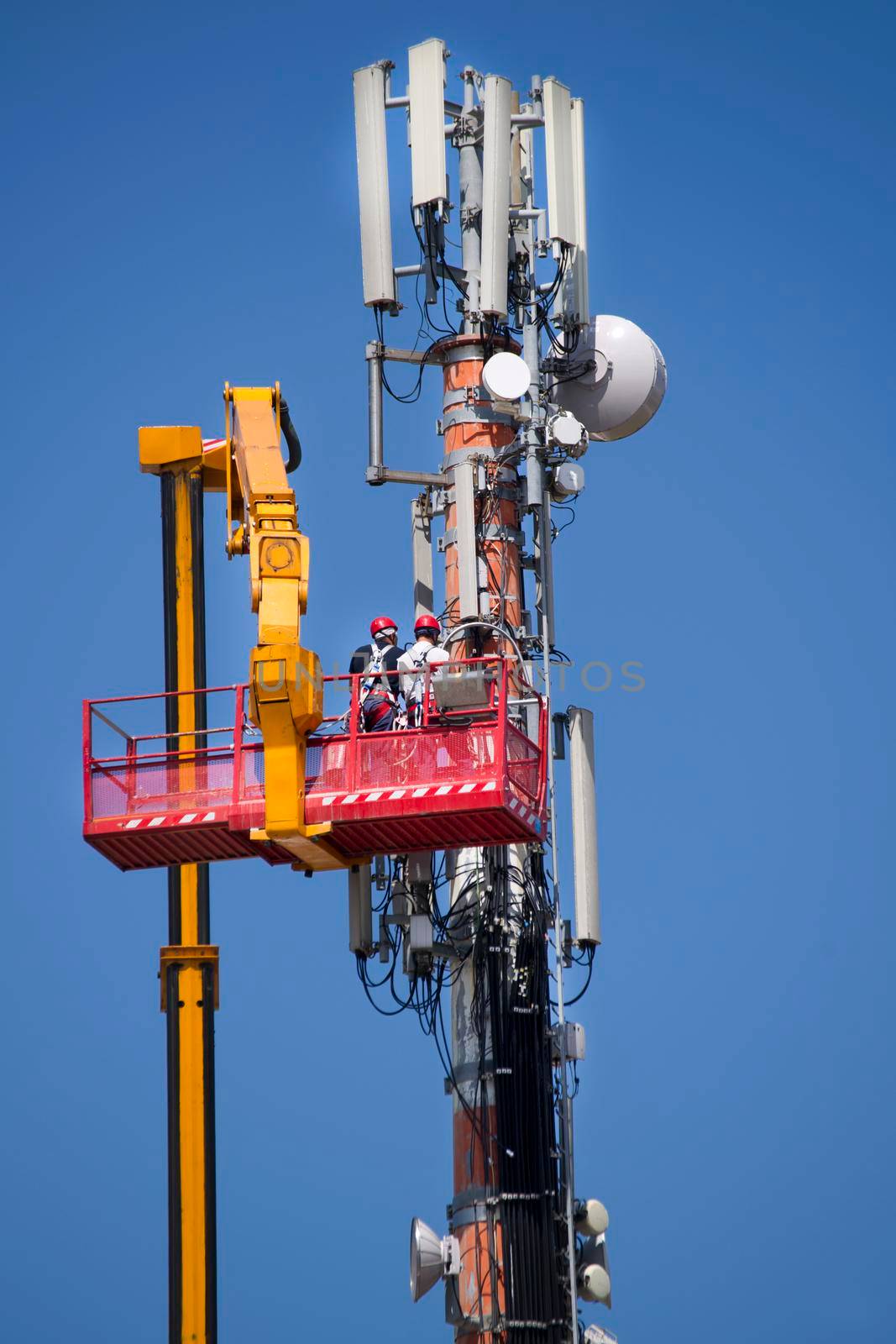 Maintenance to an antenna for communications  by fotografiche.eu