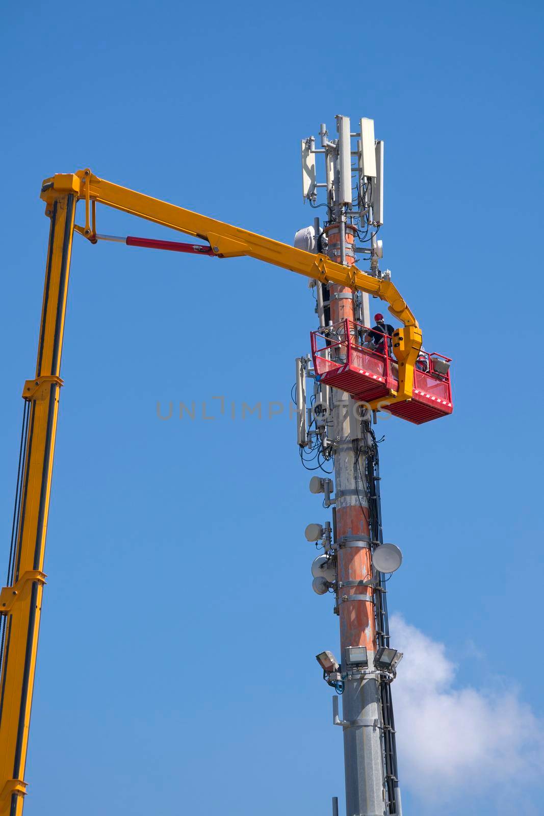 Maintenance to an antenna for communications  by fotografiche.eu