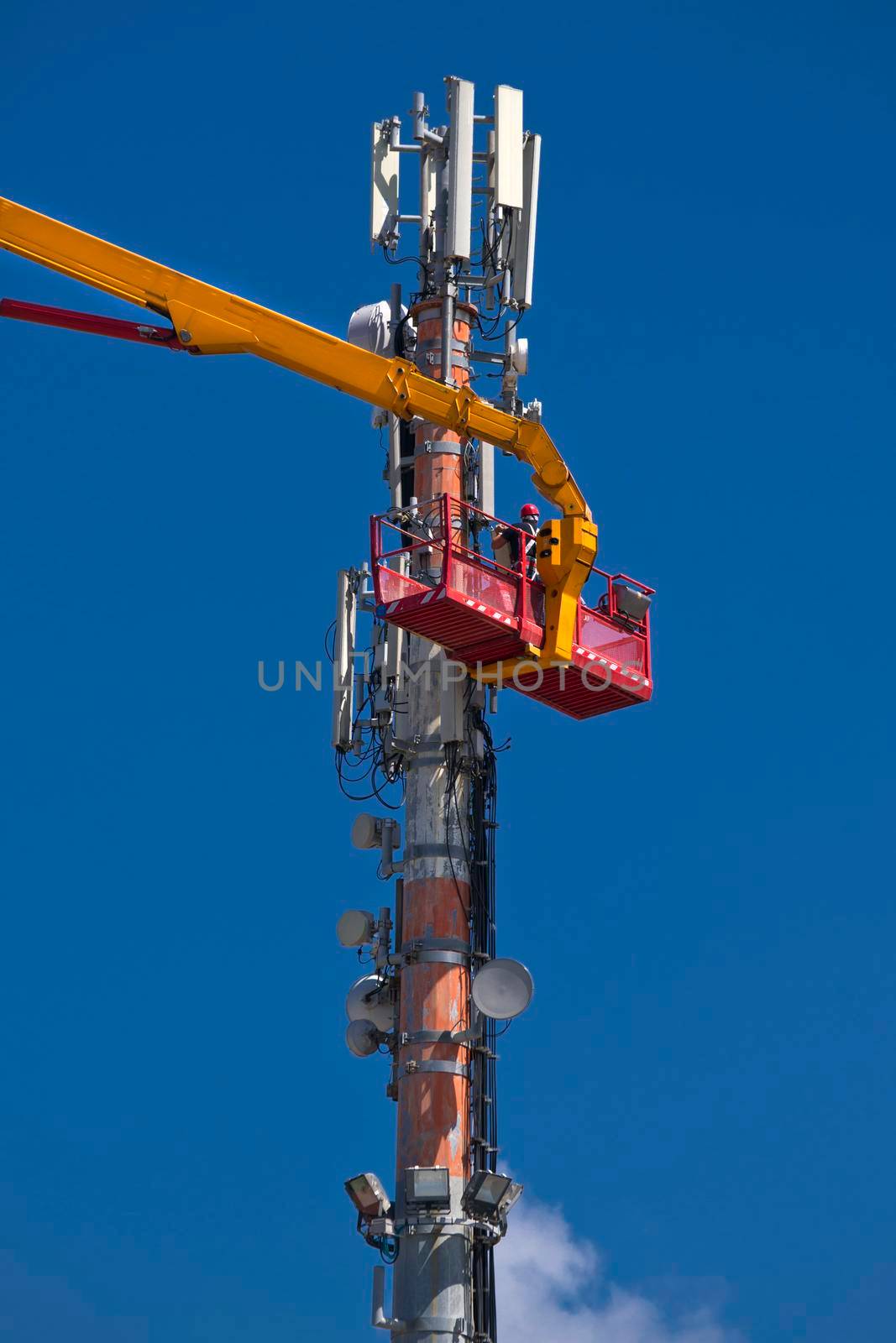 Maintenance to an antenna for communications  by fotografiche.eu