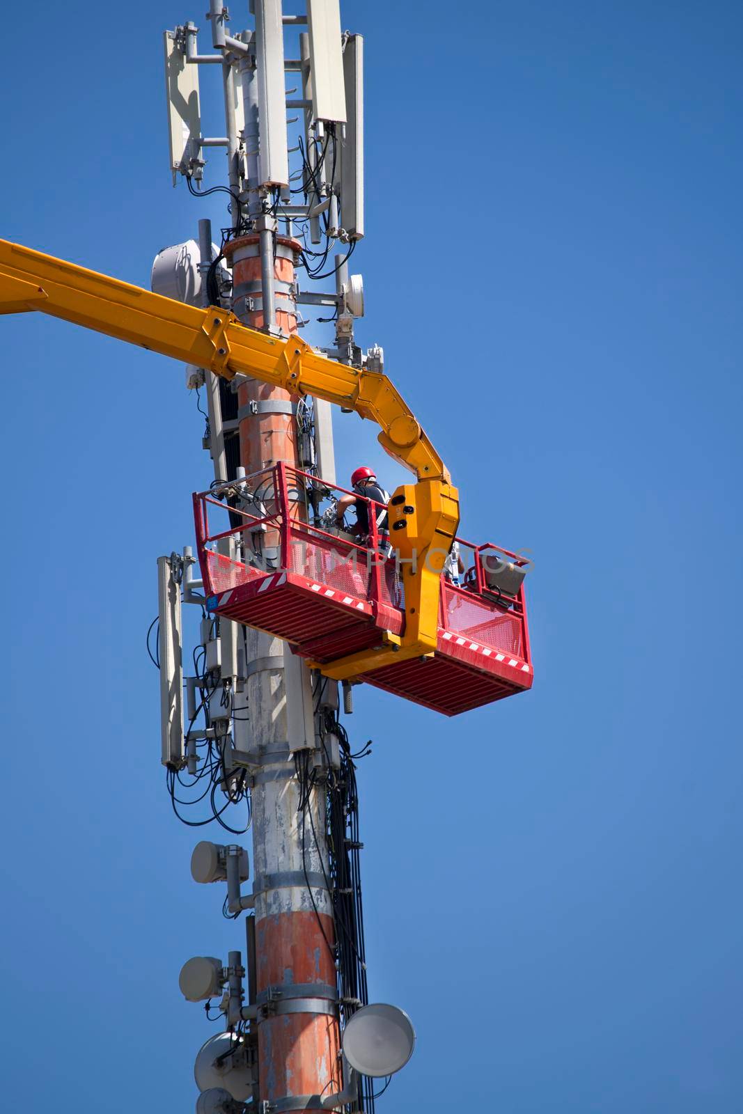 Maintenance to an antenna for communications  by fotografiche.eu