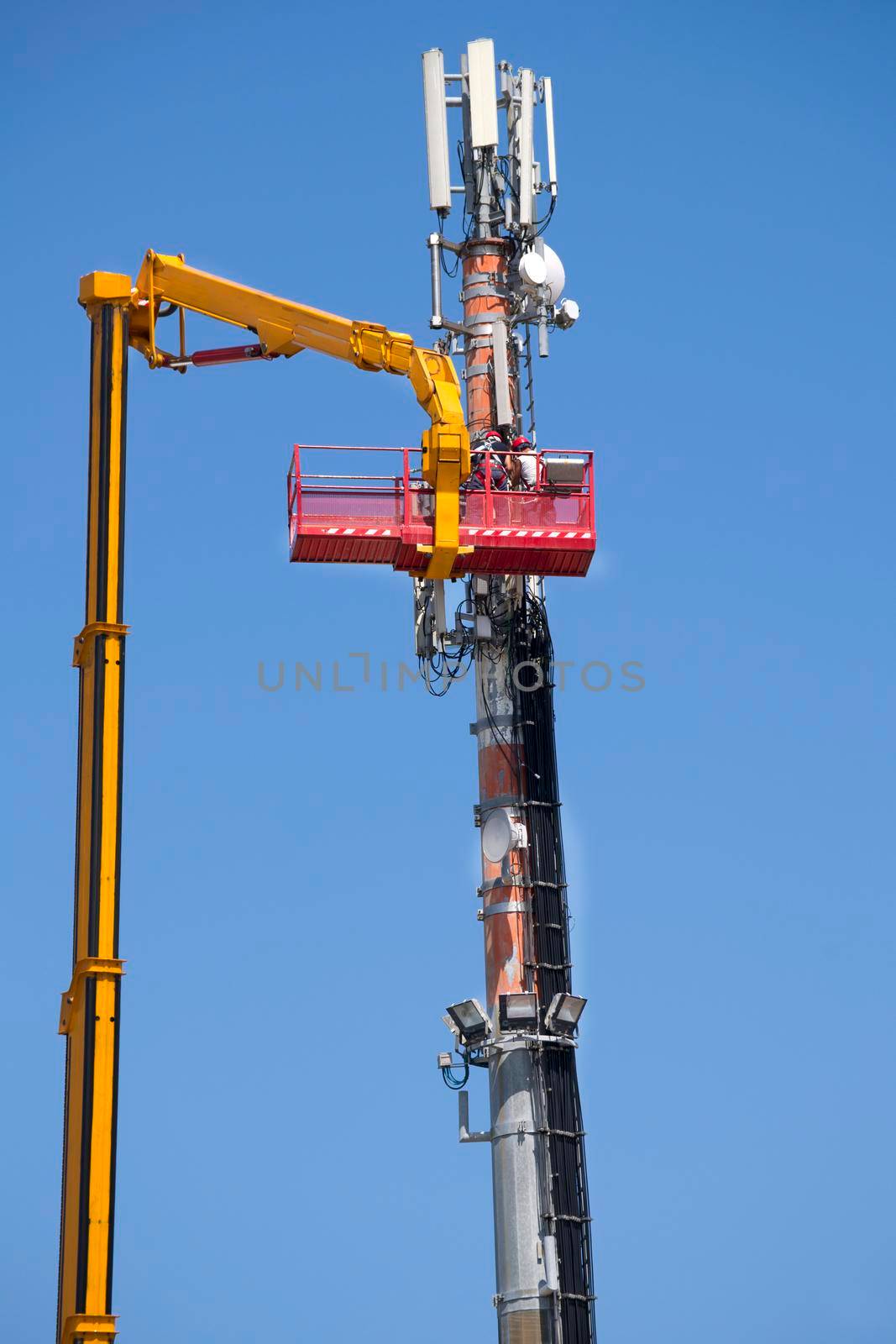 Maintenance to an antenna for communications  by fotografiche.eu