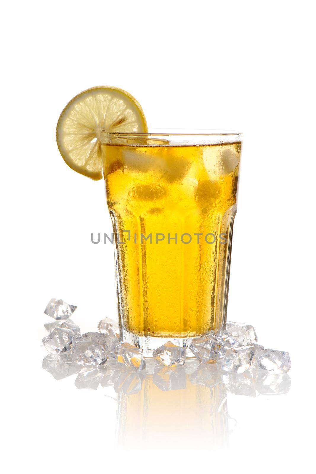 iced lemon tea with sliced lemon