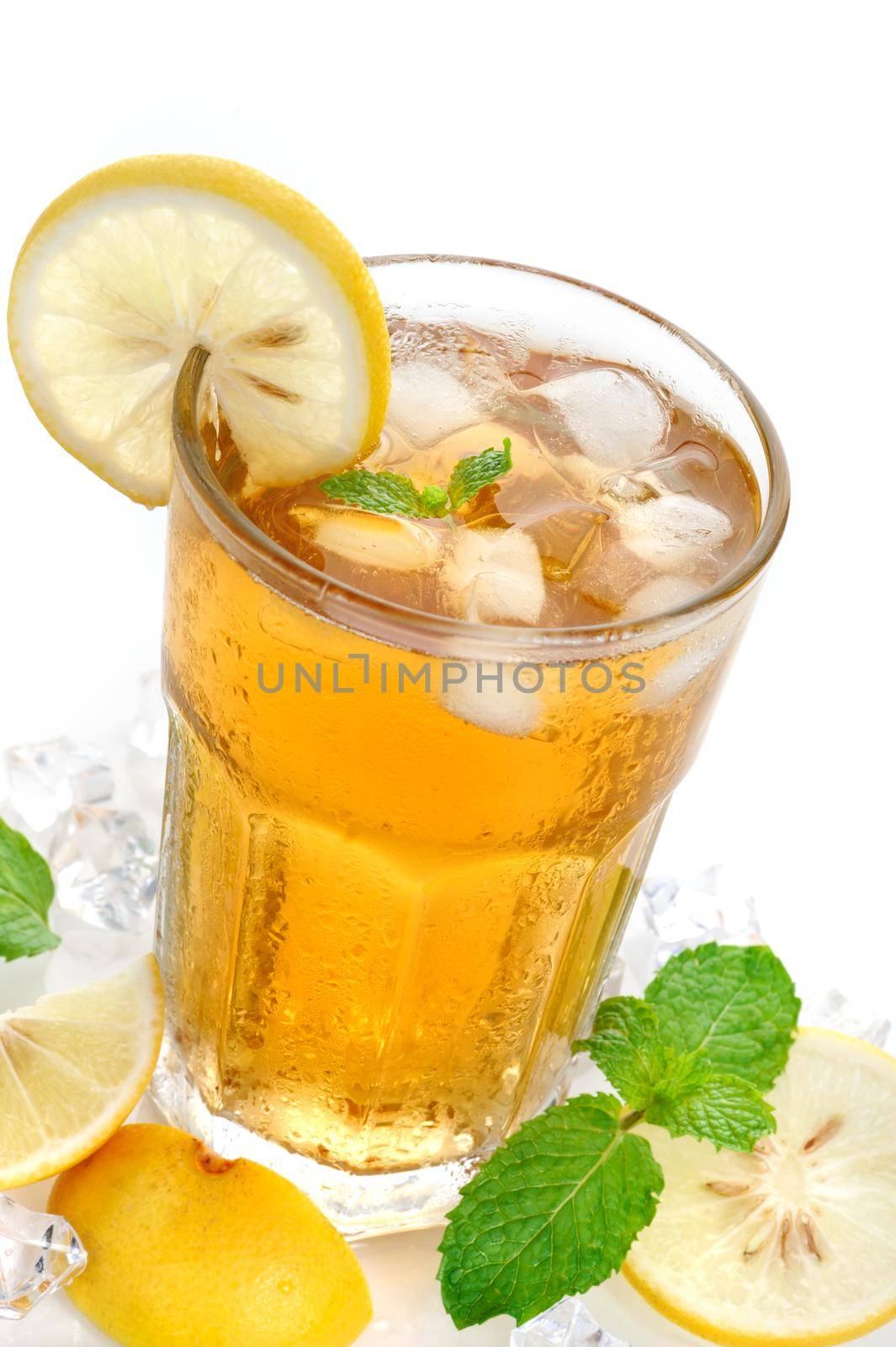 iced lemon tea with sliced lemon