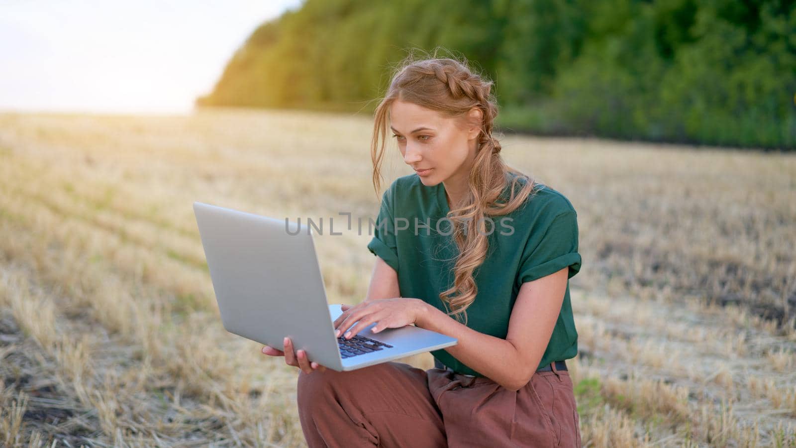 Woman farmer smart farming standing farmland smiling using laptop Female agronomist specialist research monitoring analysis data agribusiness Caucasian worker agricultural field