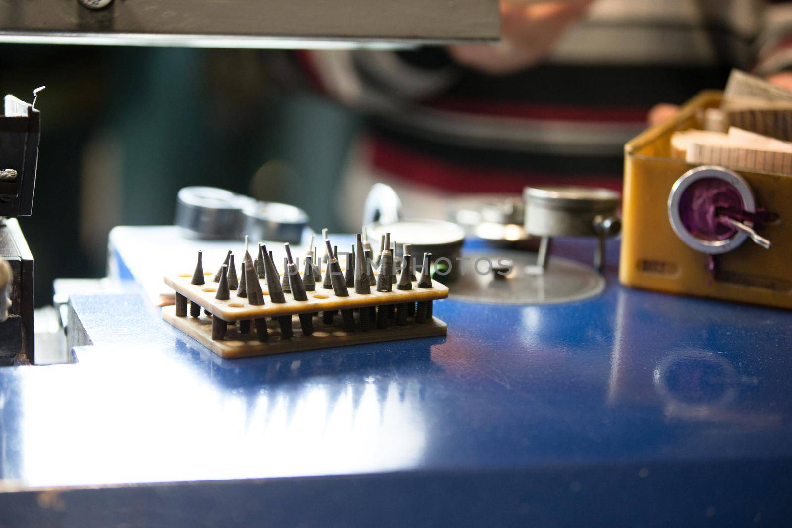 Devices for diamond cutting