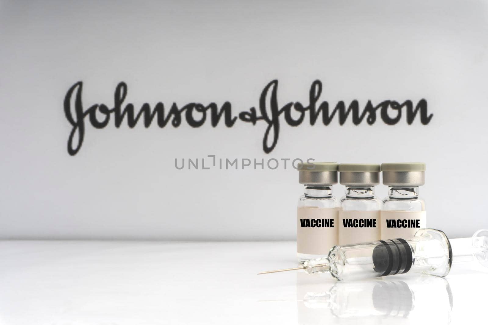 Kuala Lumpur, Malaysia - Mac 2, 2021: Vials vaccine and syringe on blurry Johnson & Johnson background by silverwings