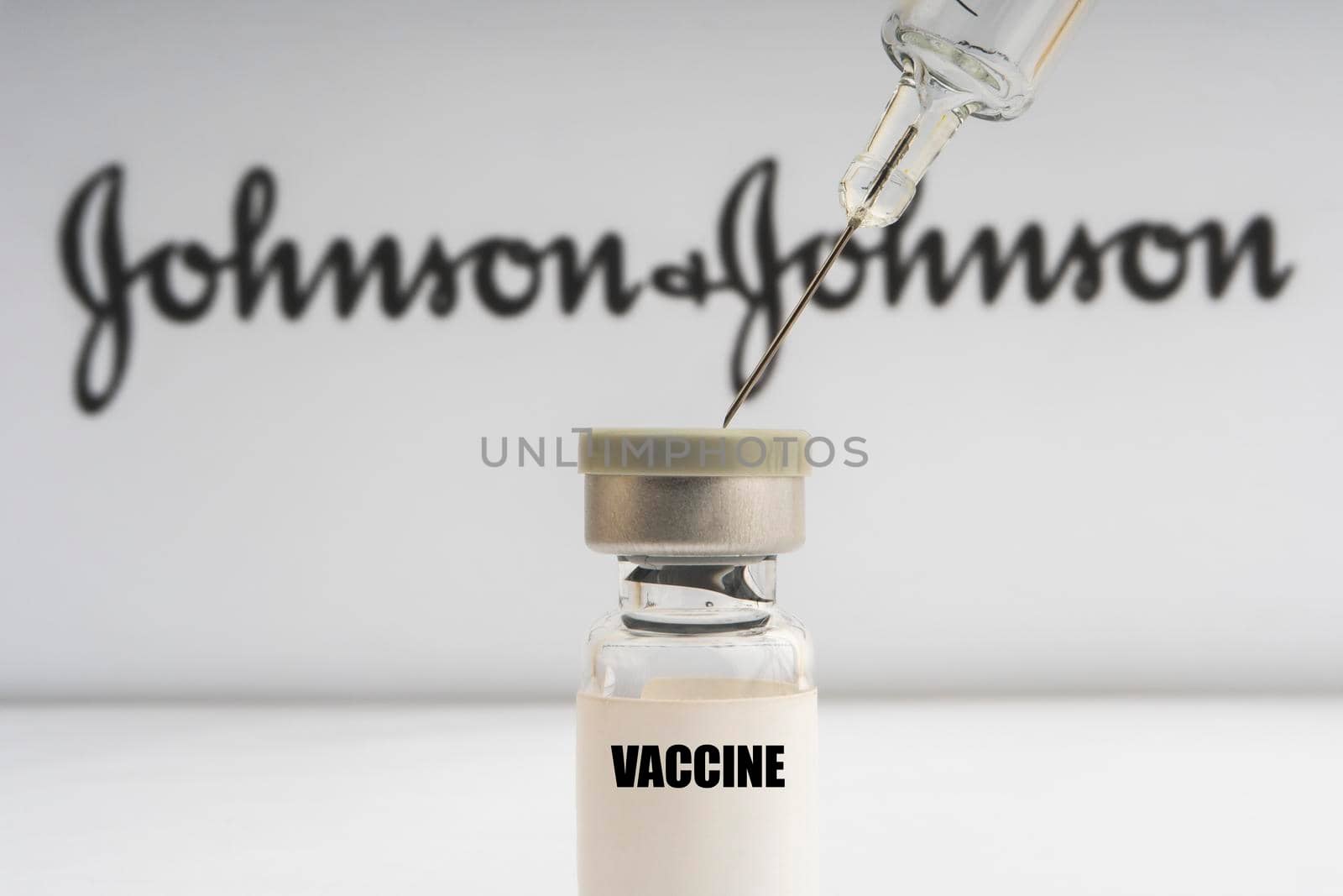 Kuala Lumpur, Malaysia - Mac 2, 2021: Vials vaccine and syringe on blurry Johnson & Johnson background by silverwings