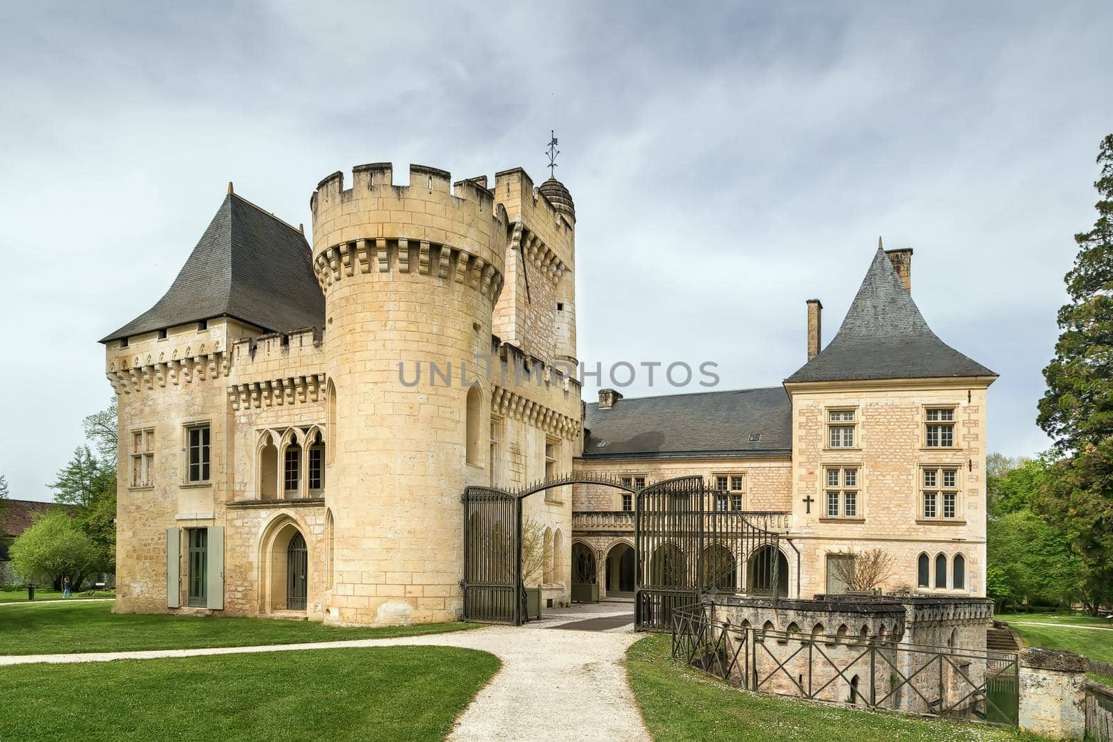 Chateau de Campagne, France by borisb17