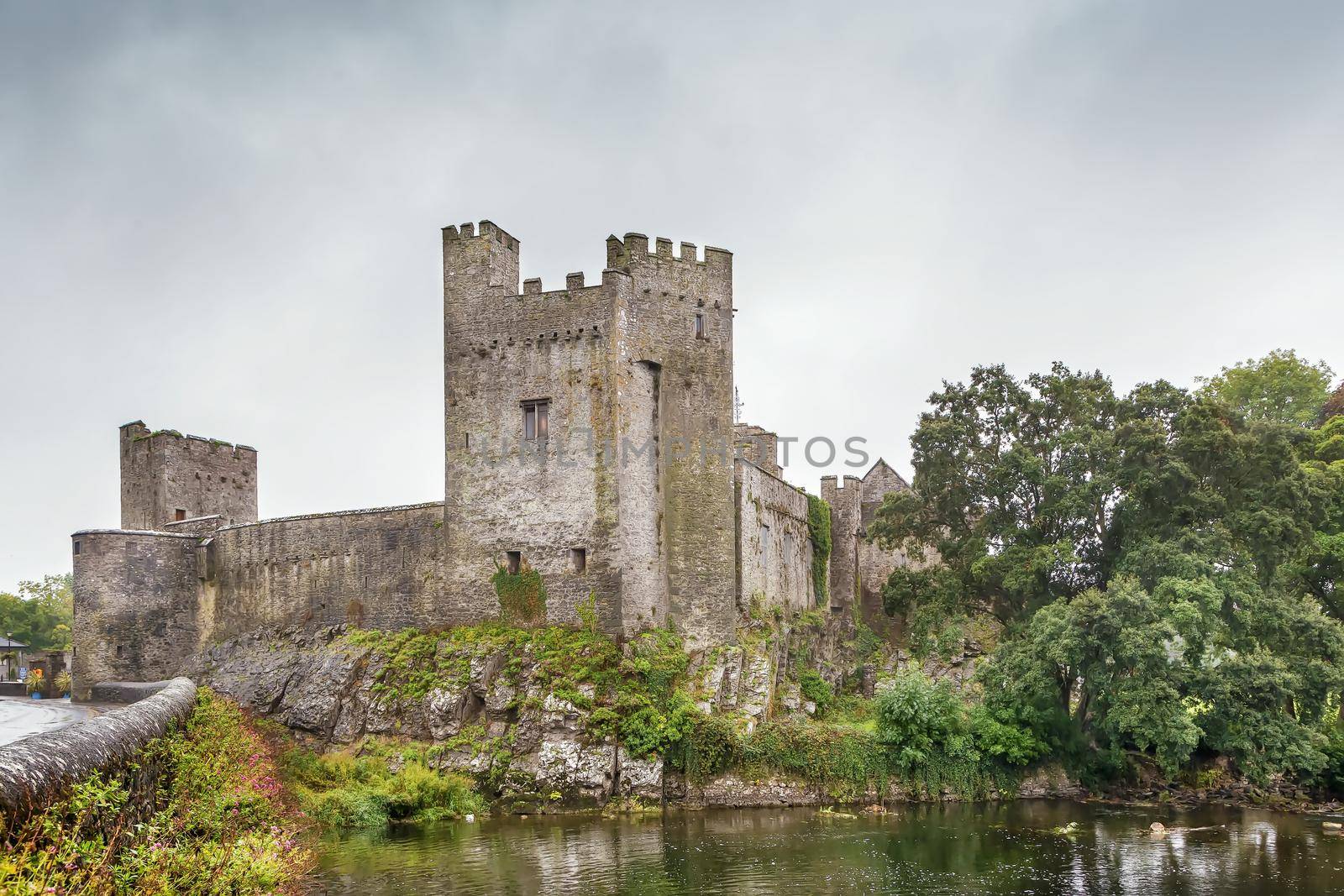 Cahir Castle is one of the largest castles in Ireland, is sited on an island in the river Suir. It was built from 1142