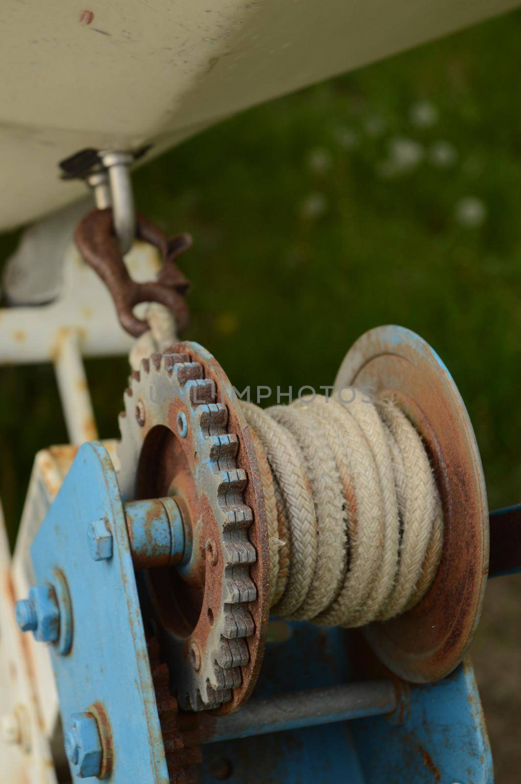 Closeup of an old boat crank found at the front of the trailer.