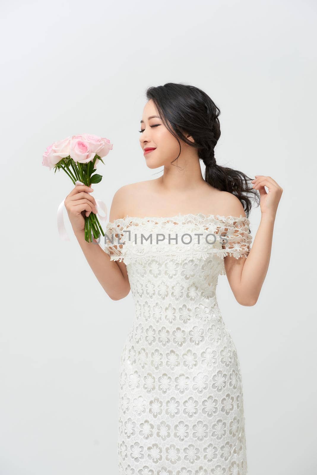 Young attractive bride with the bouquet of white roses by makidotvn