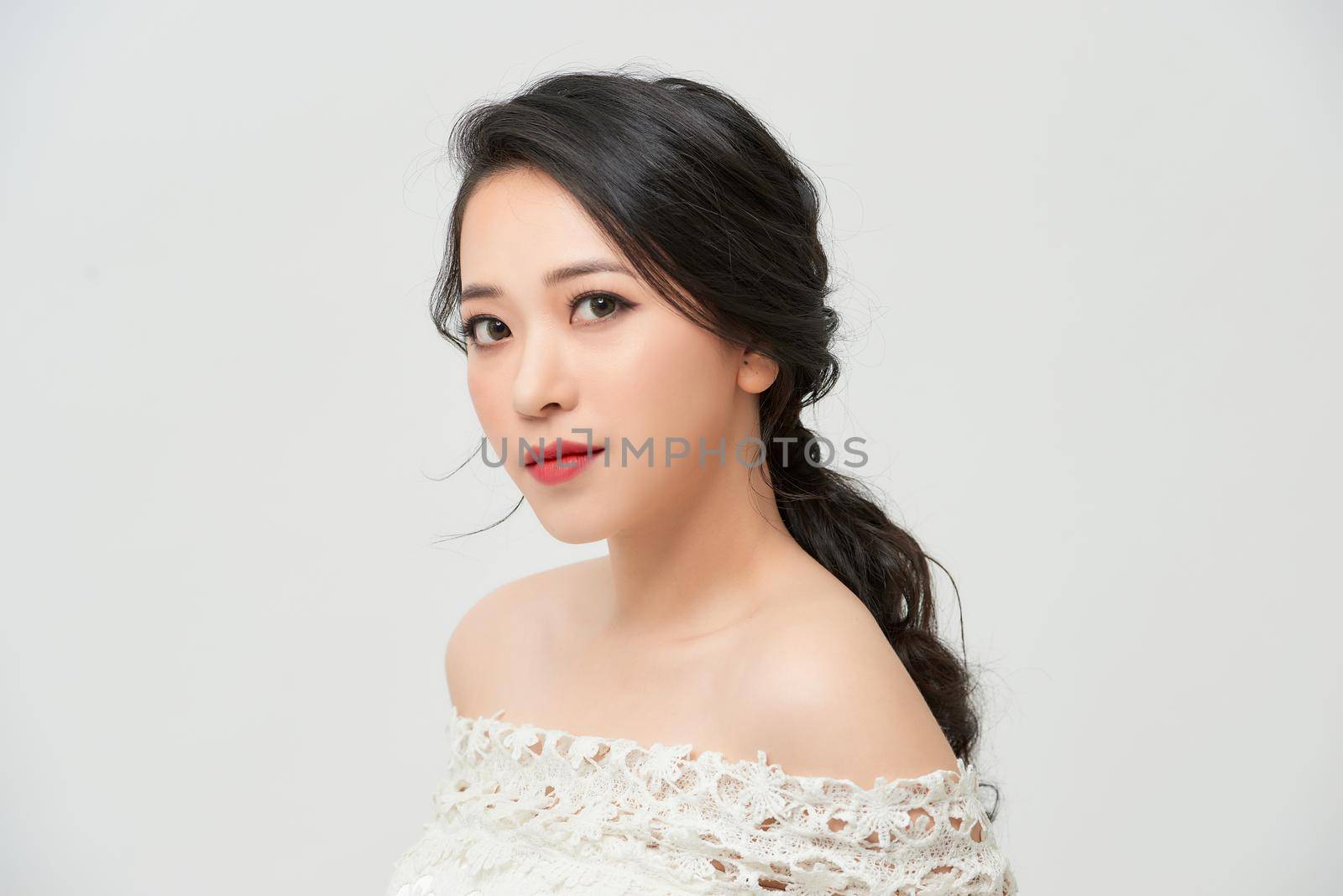 Portrait of beautiful bride. Wedding dress. Wedding decoration by makidotvn