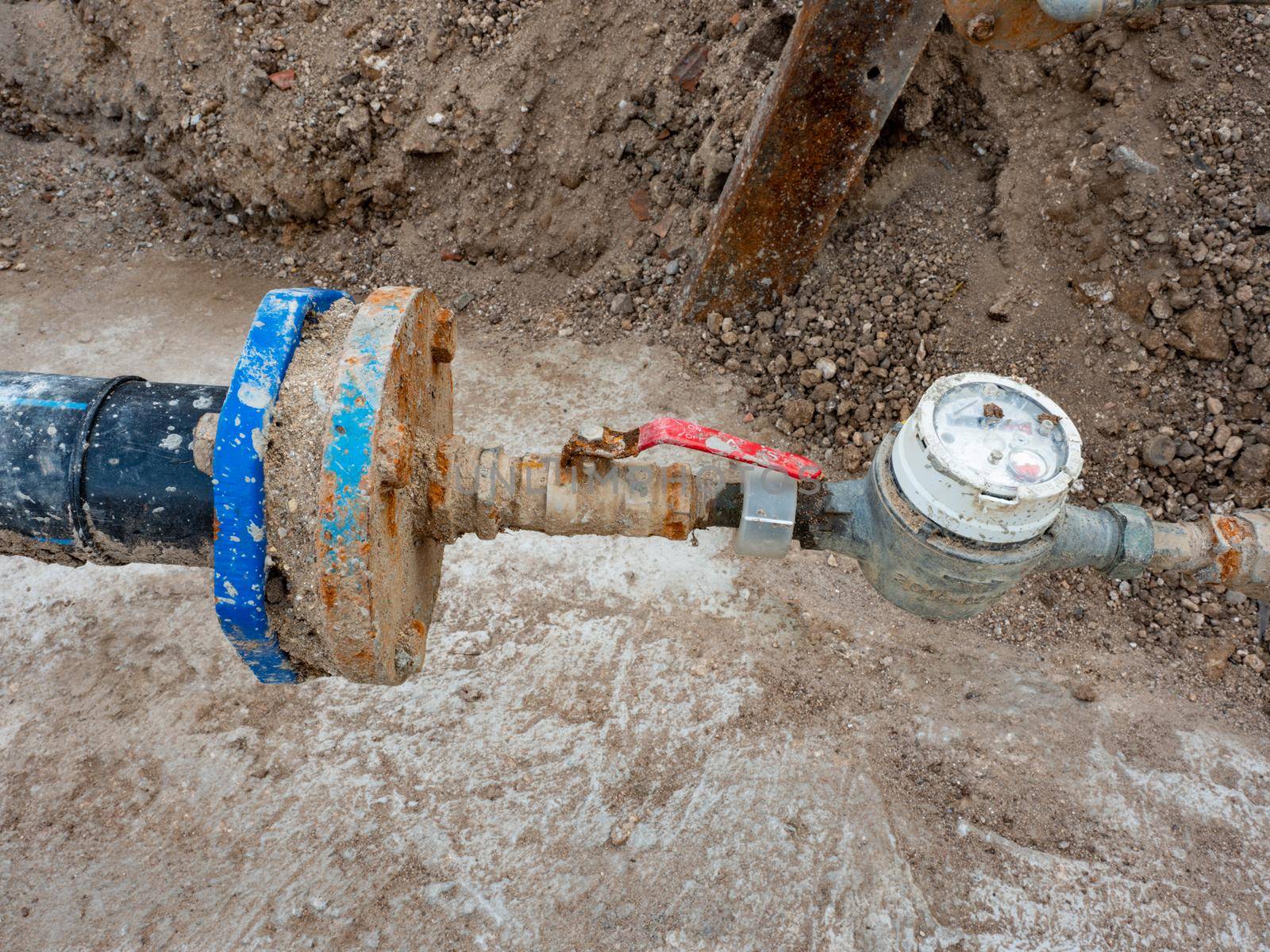 Potable water pipes joined with rusty flanges and gate valves. by rdonar2