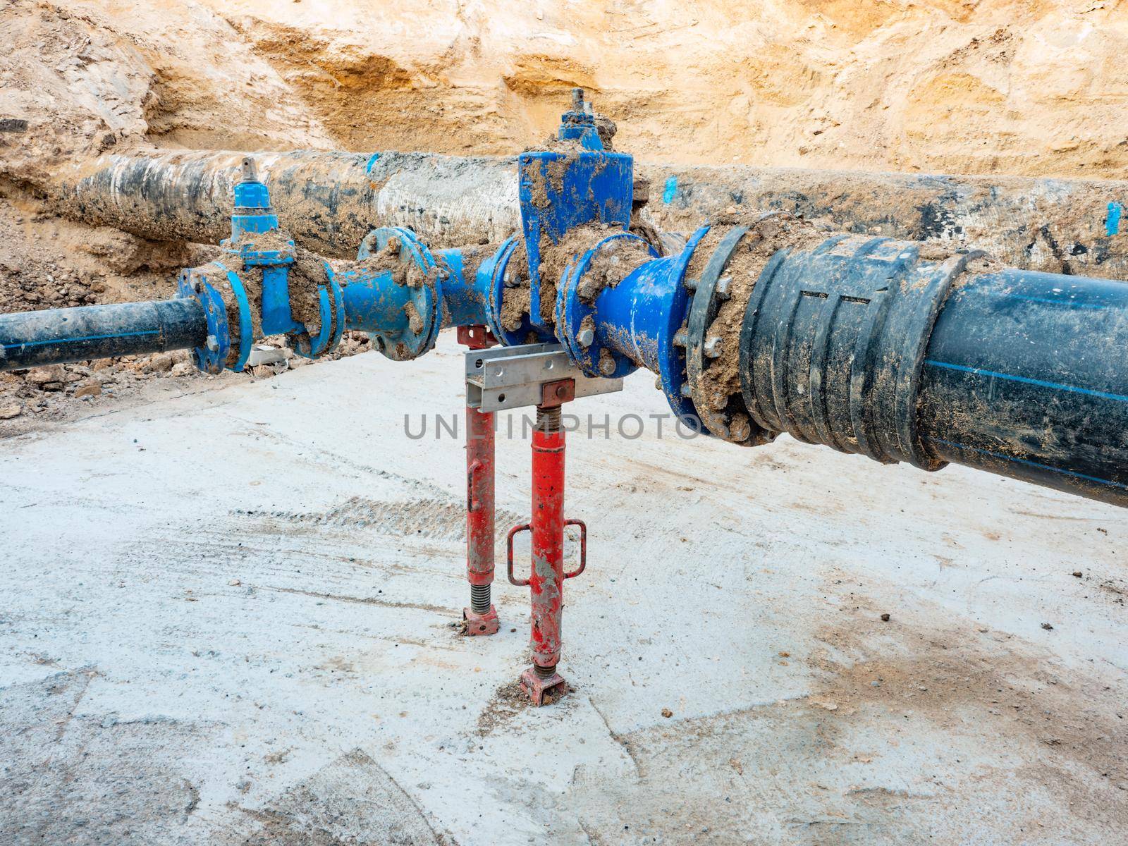 Drinking water is not samozřejmost všude na světě.  By constantly overflowing, it leaves rust staining on the tank wall. Water pipes that are inadequately maintained.