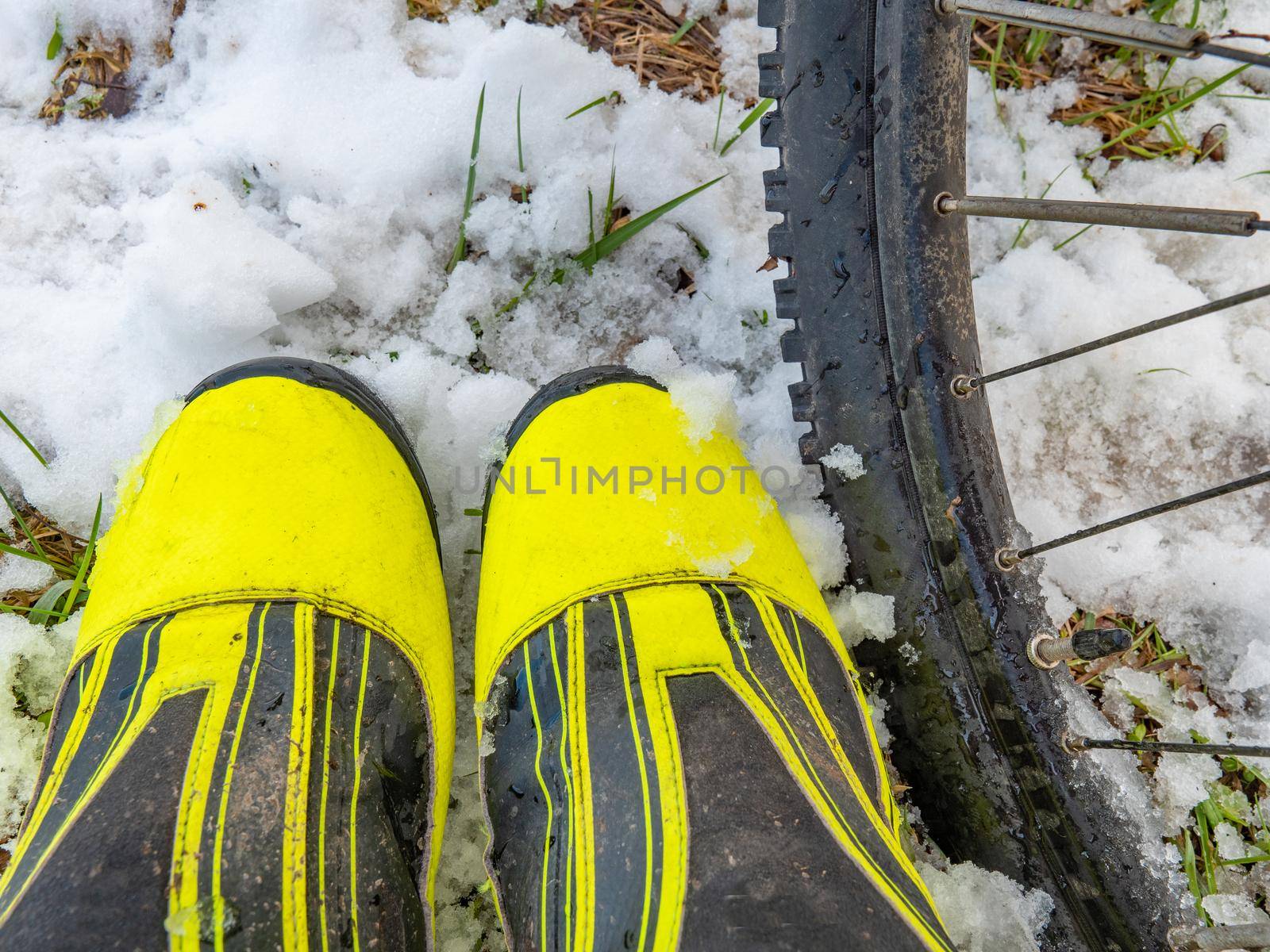 Winter mtb shoes with insulation and protection against ice and water. Extreme winter biking in snow.