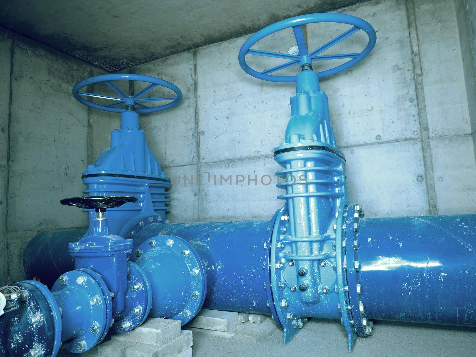 City potable water pipeline in concrete shafts with 500mm Gate valve, 250mm armature  branch.  The dring water service and Water network maintenance. 