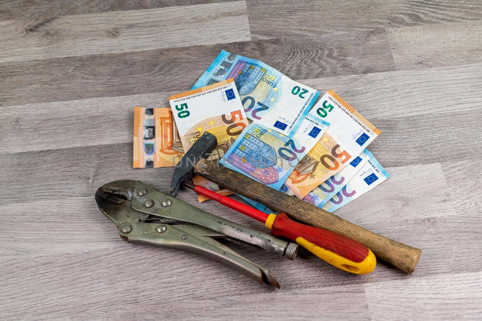 Banknotes of 20 and 50 euros and work tools by carfedeph