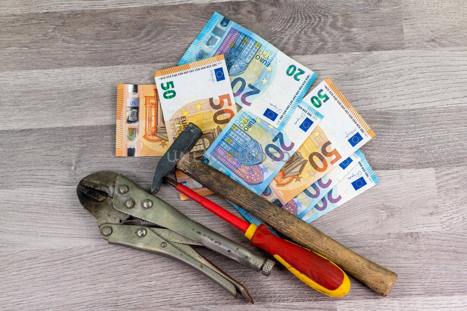 Banknotes of 20 and 50 euros and work tools by carfedeph