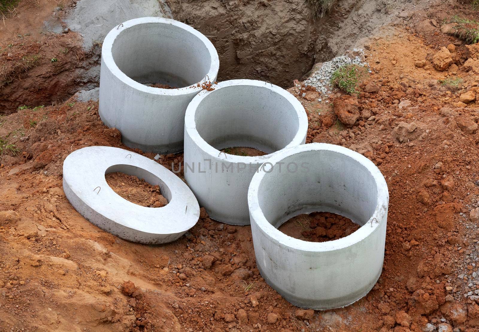 Concrete rings for an individual drainage tank by Nobilior