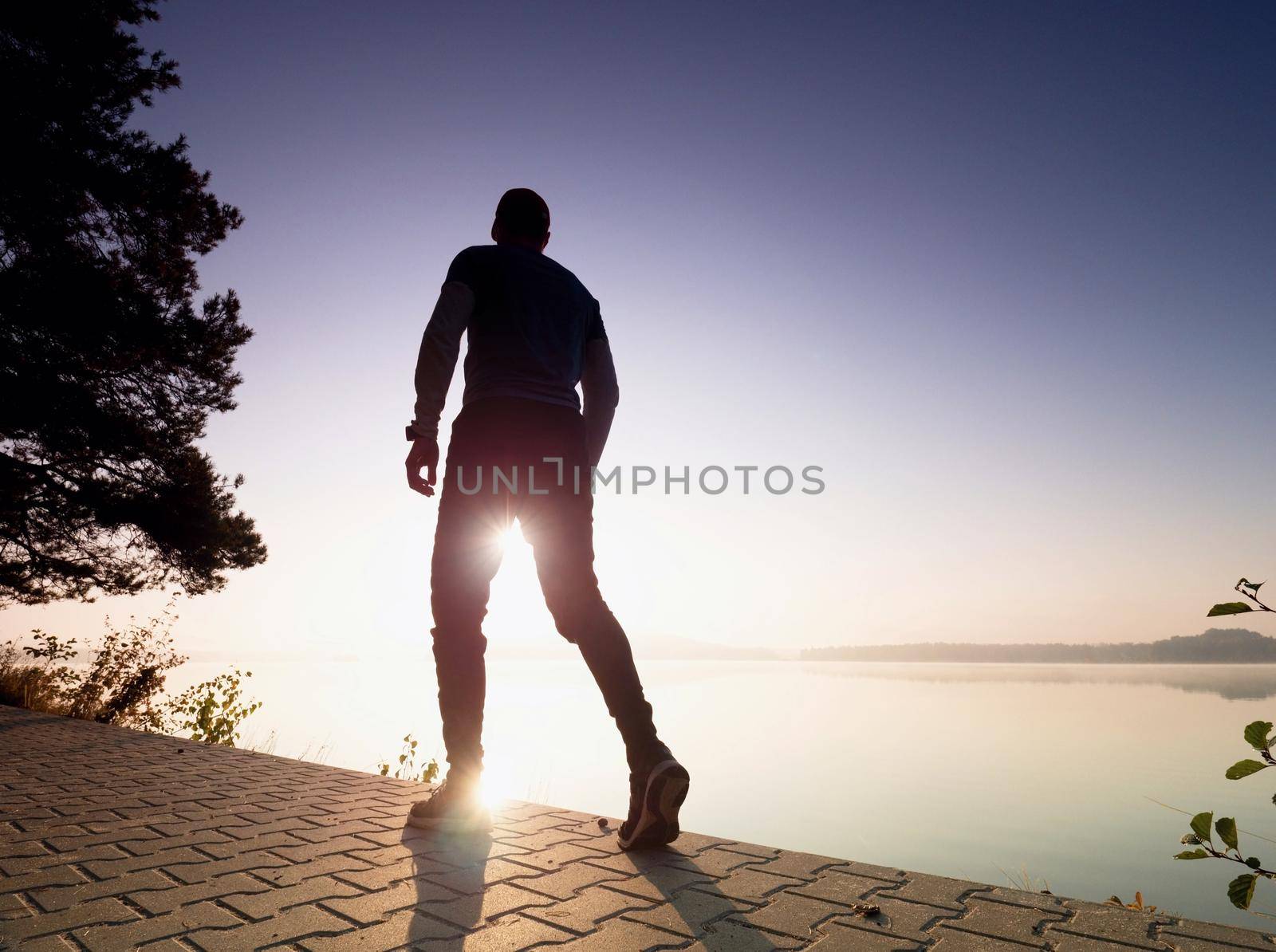 Tall man with sunglasses, red baseball cap and sportswear run by rdonar2