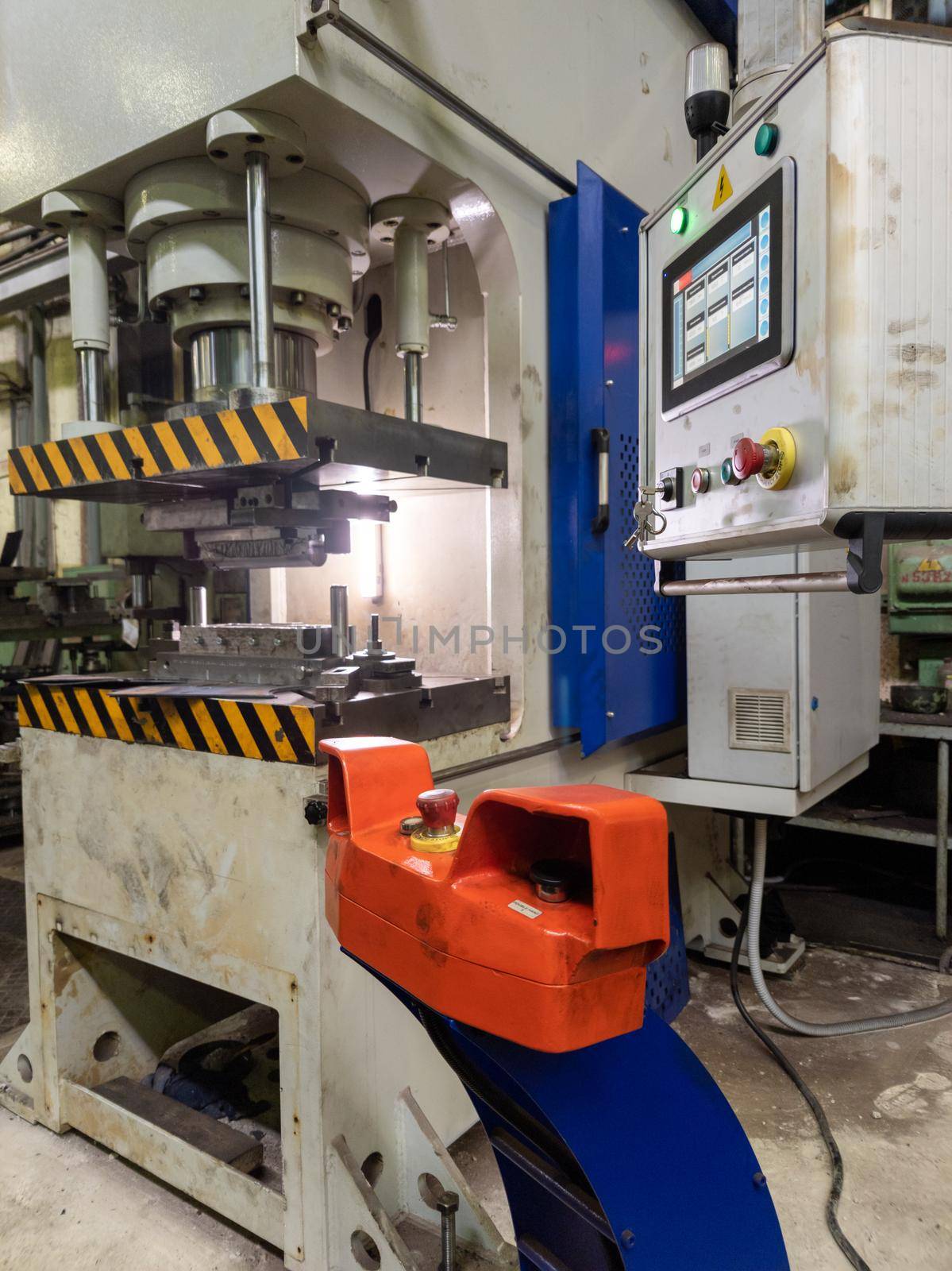 computer controlled medium size hydraulic press brake with tool.