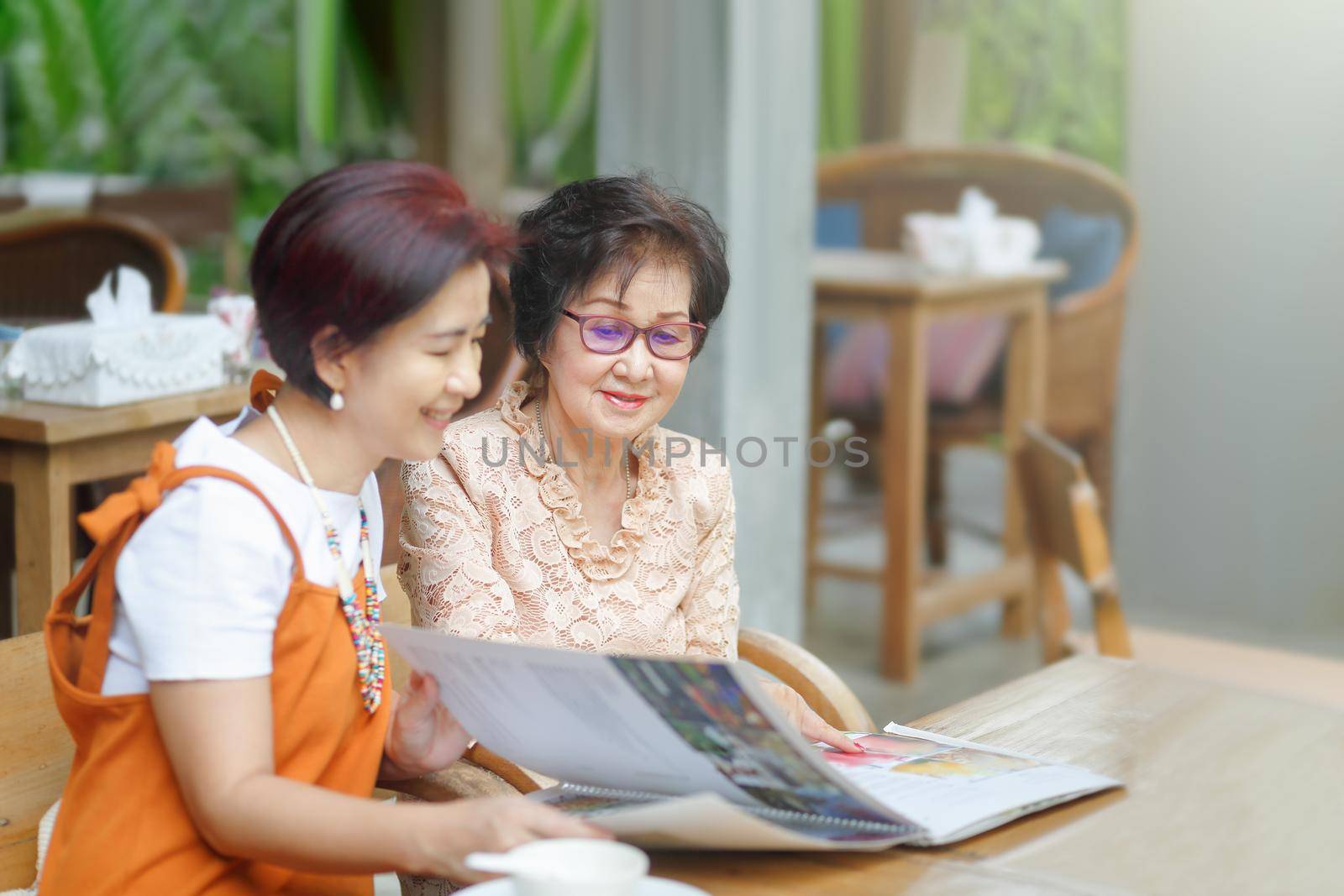 Mom and daughter choice the restaurant menu together by toa55