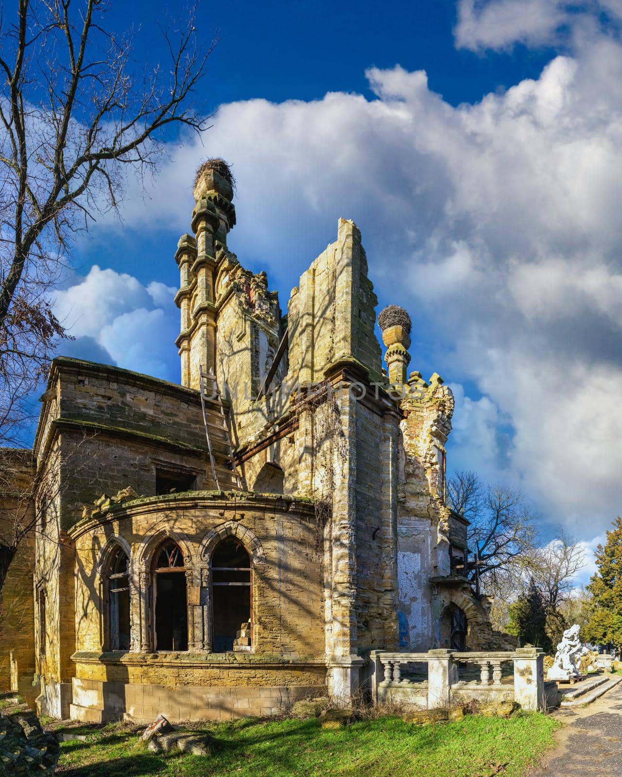 Abandoned Kuris manor in Ukraine by Multipedia