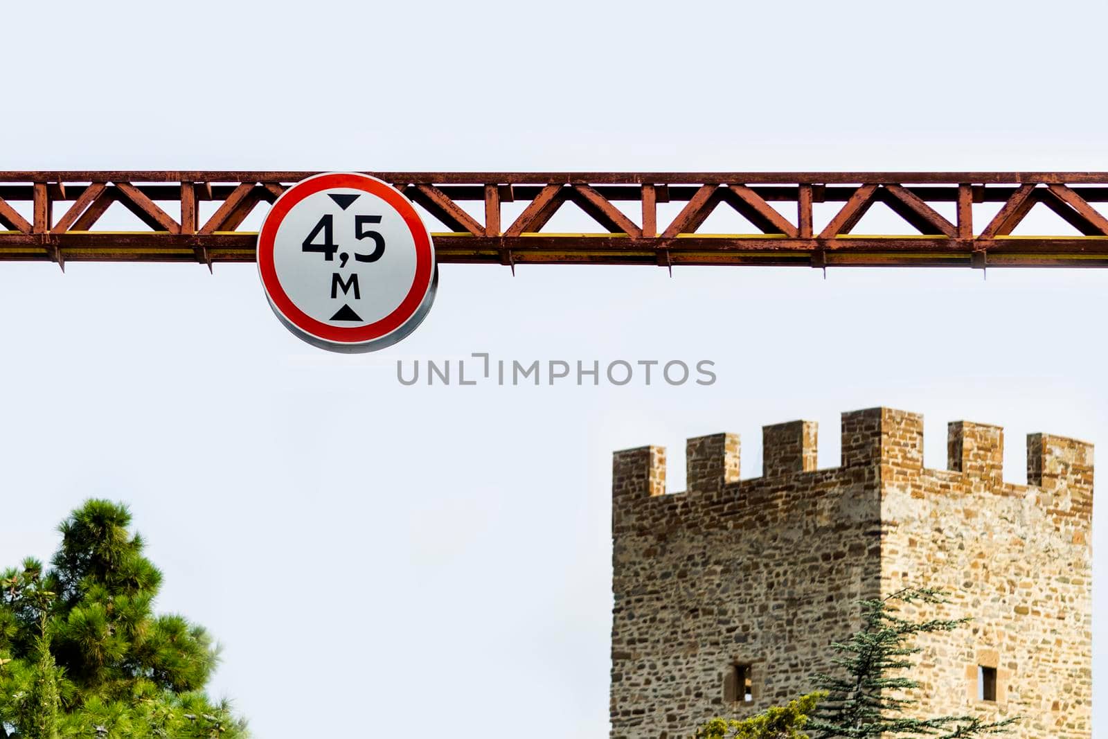 Road sign is limited to maximum height of 4.5 meters by Essffes