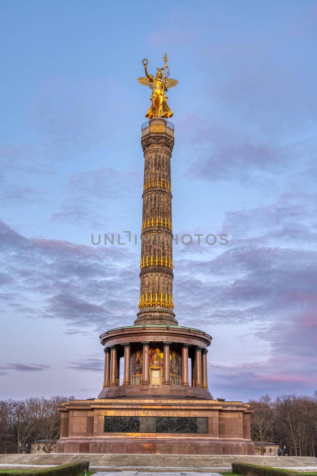 The Victory Column in the Tiergarten after sunset by elxeneize
