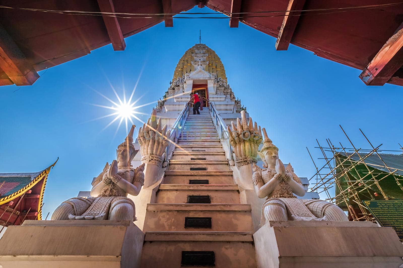 The temple's prang Phra Si Rattana Mahathat is a Buddhist temple (wat) Pagoda and major tourist attractions It is a major tourist attraction Phitsanulok,Thailand.