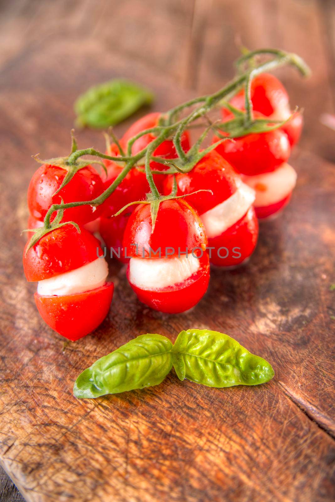 Presentation of the dish of the summer season, fresh tomato and mozzarella