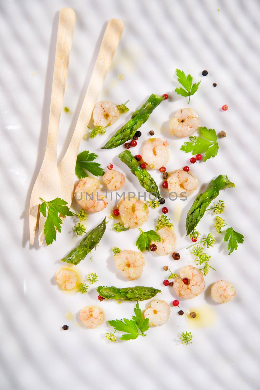 Presentation of a second dish of shrimp and asparagus tips