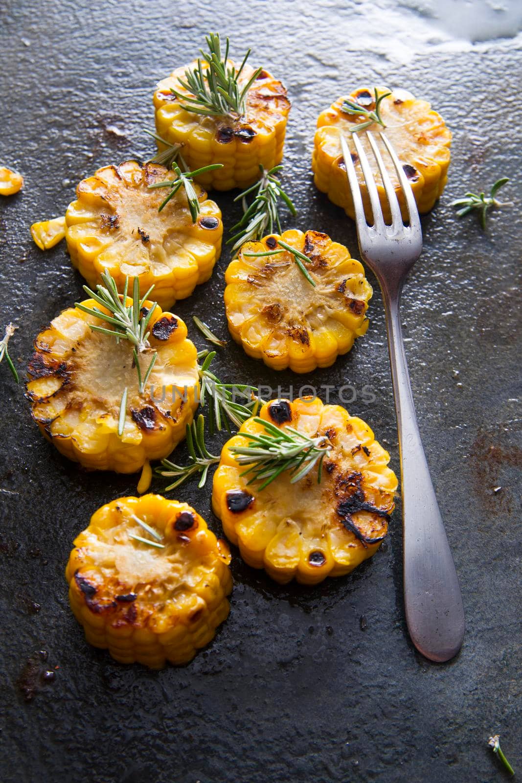 Presentation of diskettes cooked corn grilled with herbs
