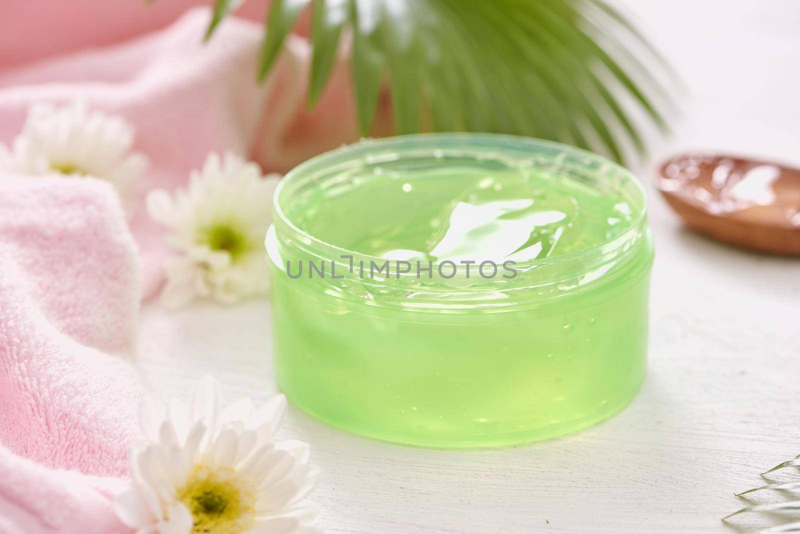natural herbal soothing gel extracted from nature green tea for skin care by makidotvn