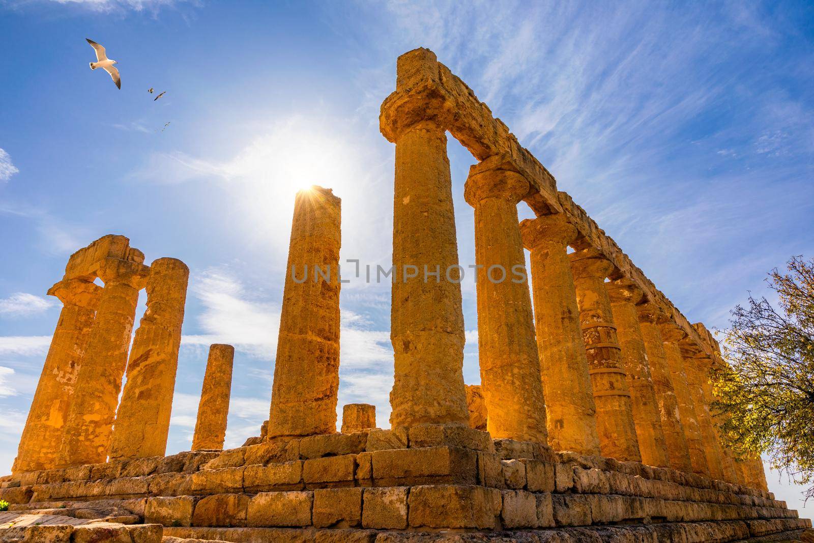 The greek temple of Juno in the Valley of the Temples, Agrigento, Italy. Juno Temple, Valley of temples, Agrigento, Sicily.