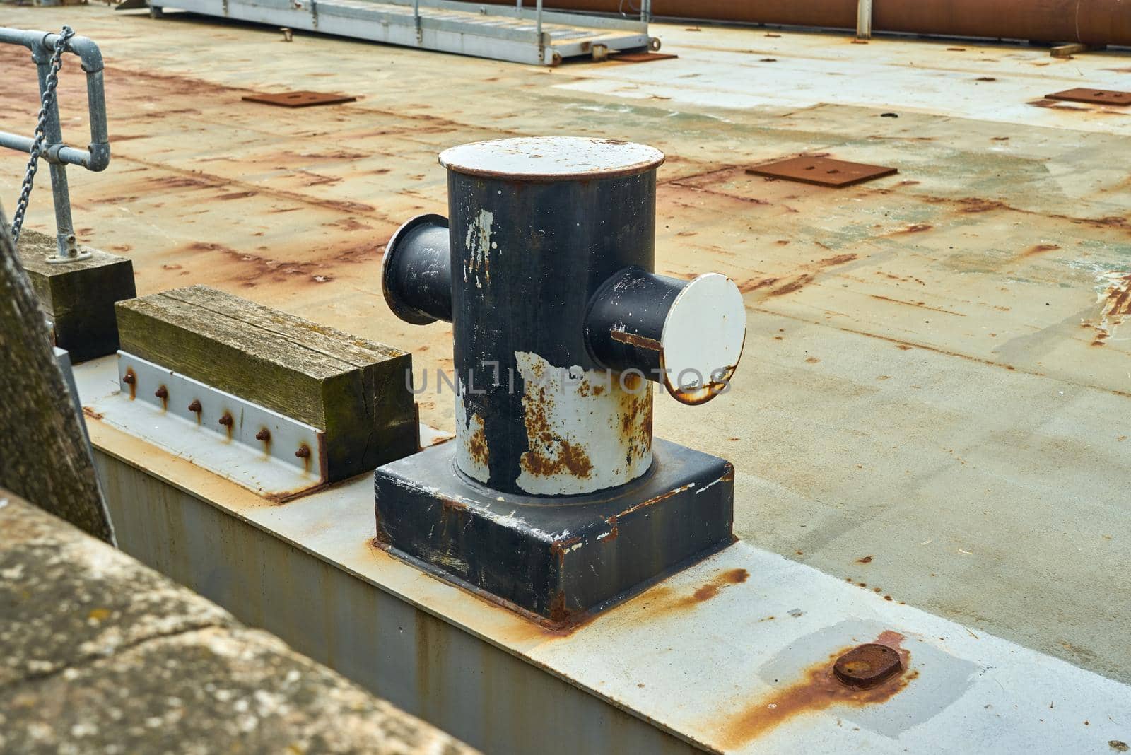 Side view of a cruciform mooring bollard showing signs of wear from ropes by ChrisWestPhoto