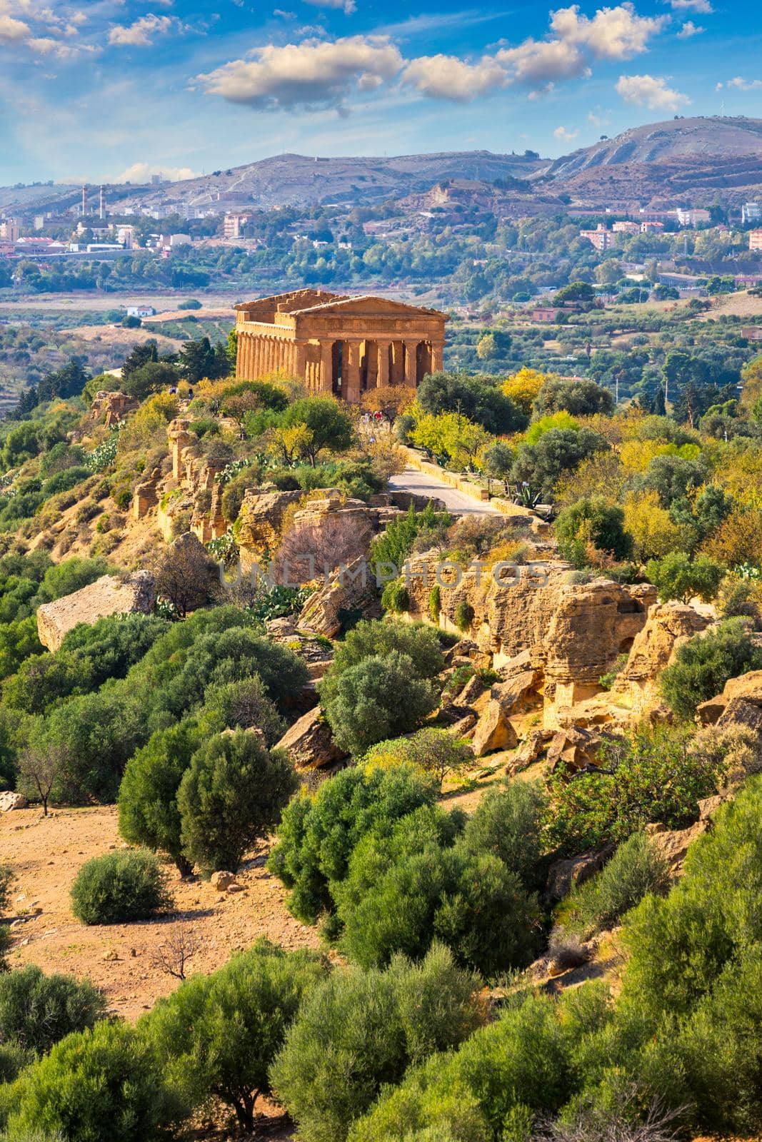 Valley of the Temples (Valle dei Templi), The Temple of Concordia, an ancient Greek Temple built in the 5th century BC, Agrigento, Sicily. Temple of Concordia, Agrigento, Sicily, Italy