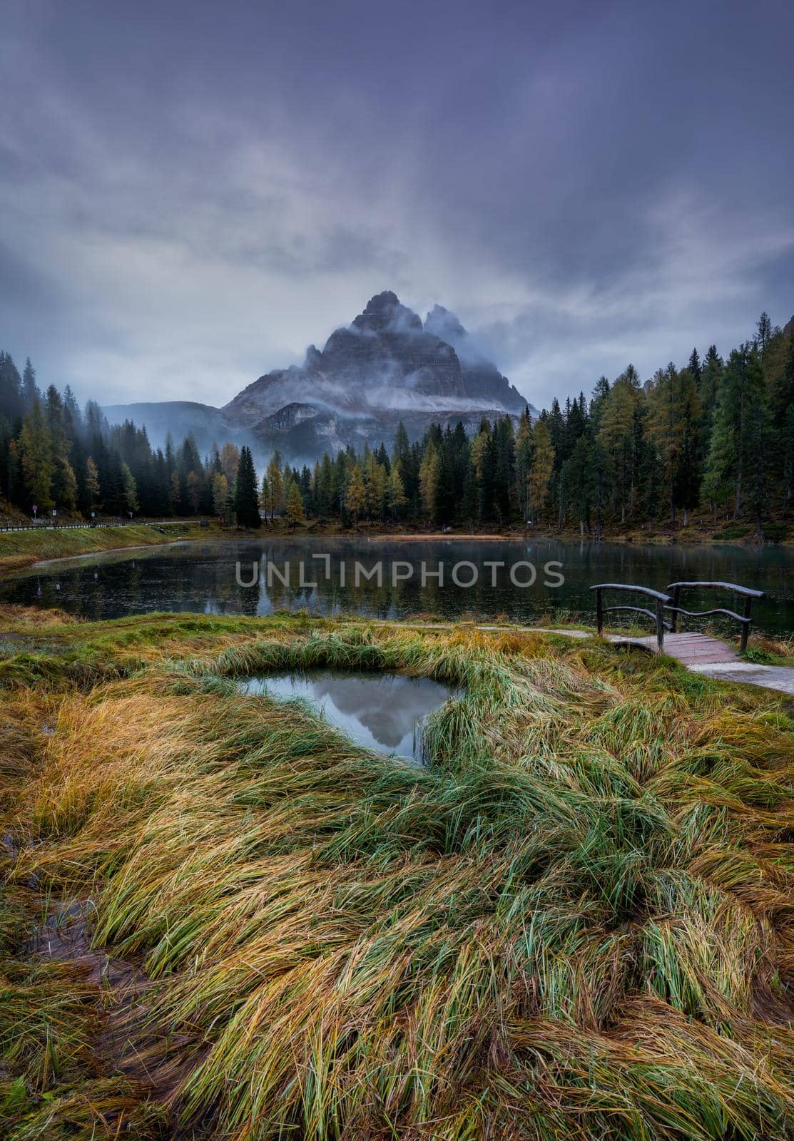 Autumn view of Lake Antorno (Lago di Antorno) located in Dolomites area, Belluno Province, Italy. Lake Antorno, Three Peaks of Lavaredo, Lake Antorno and Tre Cime di Lavaredo, Dolomites, Italy.