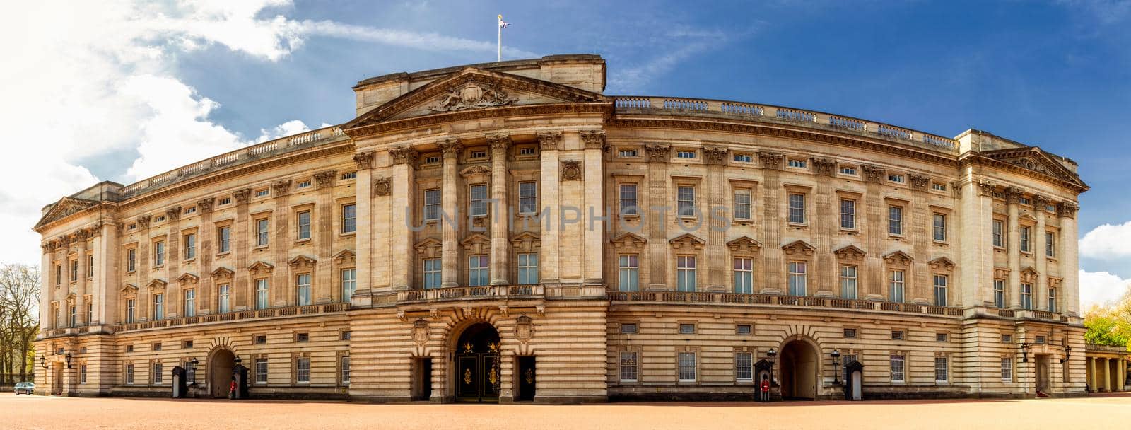 Panoramic view of Buckingham Palace, London, UK