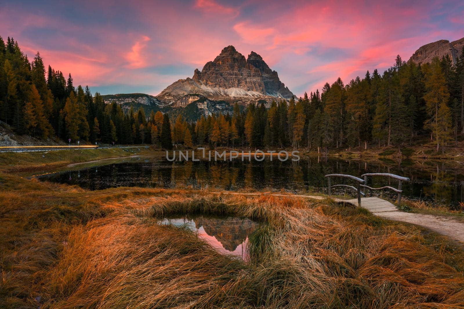 Autumn view of Lake Antorno (Lago di Antorno) located in Dolomites area, Belluno Province, Italy. Lake Antorno, Three Peaks of Lavaredo, Lake Antorno and Tre Cime di Lavaredo, Dolomites, Italy.