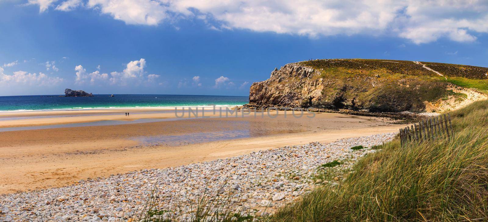 Beach Anse de Pen Hat on the Presqu'ile de Crozon, Parc naturel regional d'Armorique. Finistere department, Crozon. Brittany (Bretagne), France.