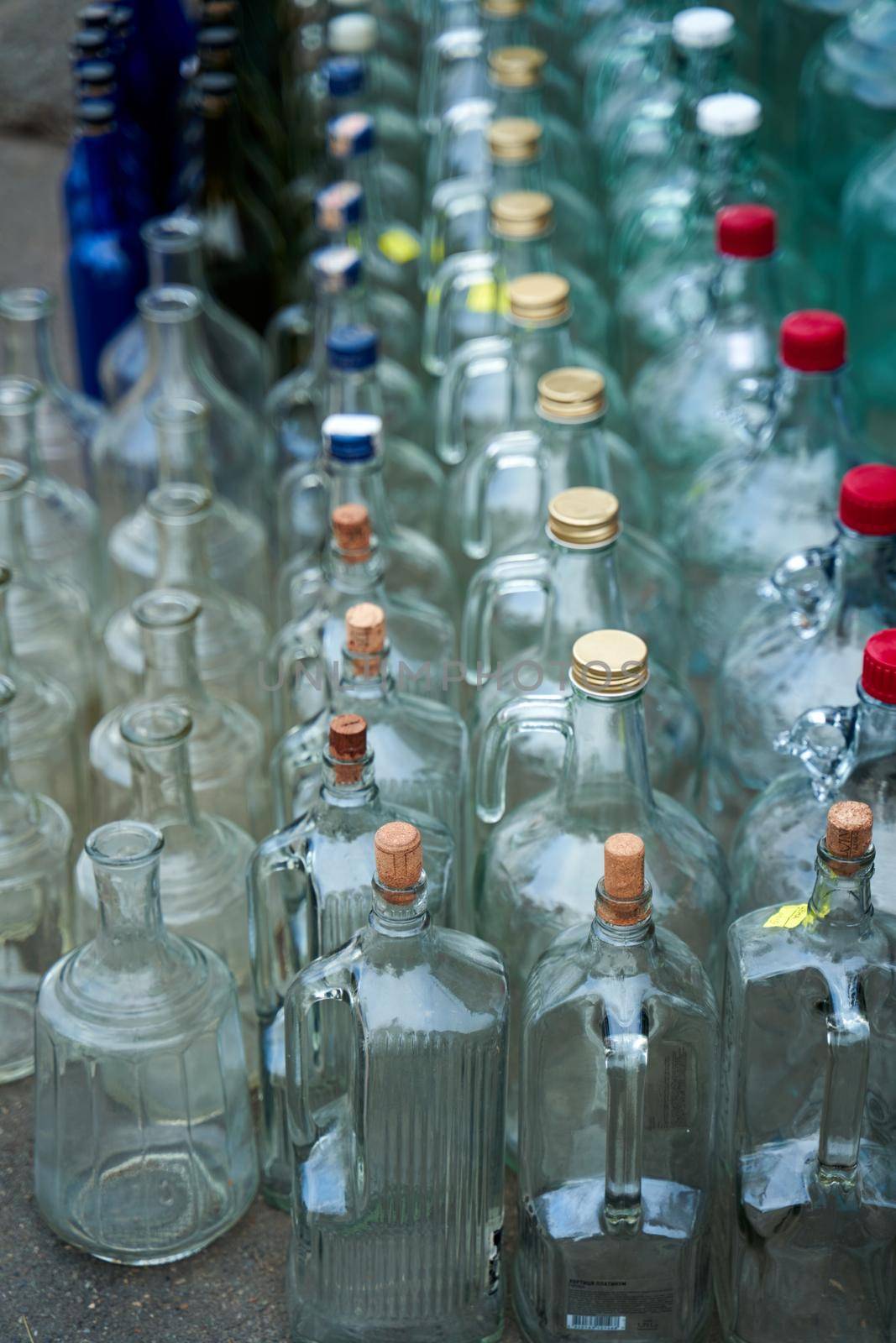 Street counter for the reception and sale of glass bottles.