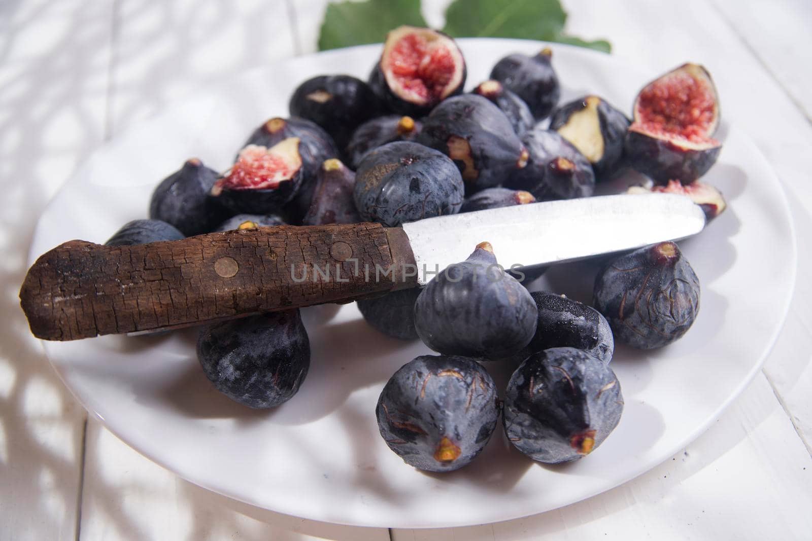 Presentation of collection of figs blacks, typical summer fruit