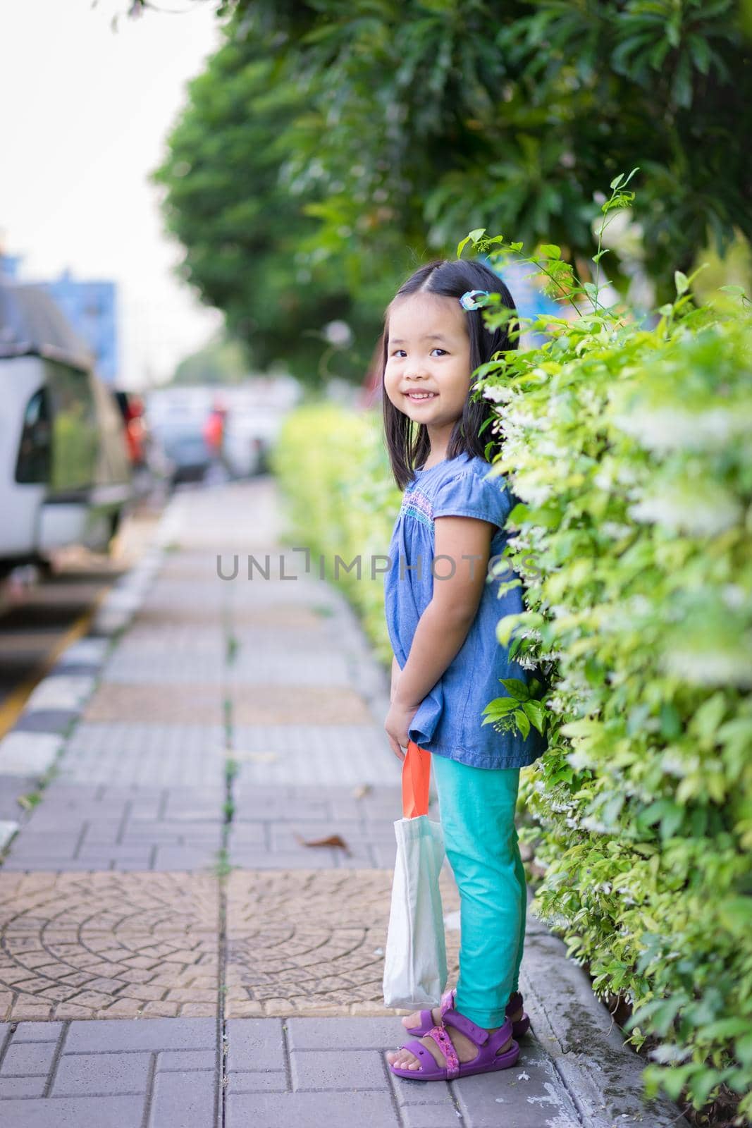 little girl carrying cloth bag to prepare to shopping, protect the world by domonite