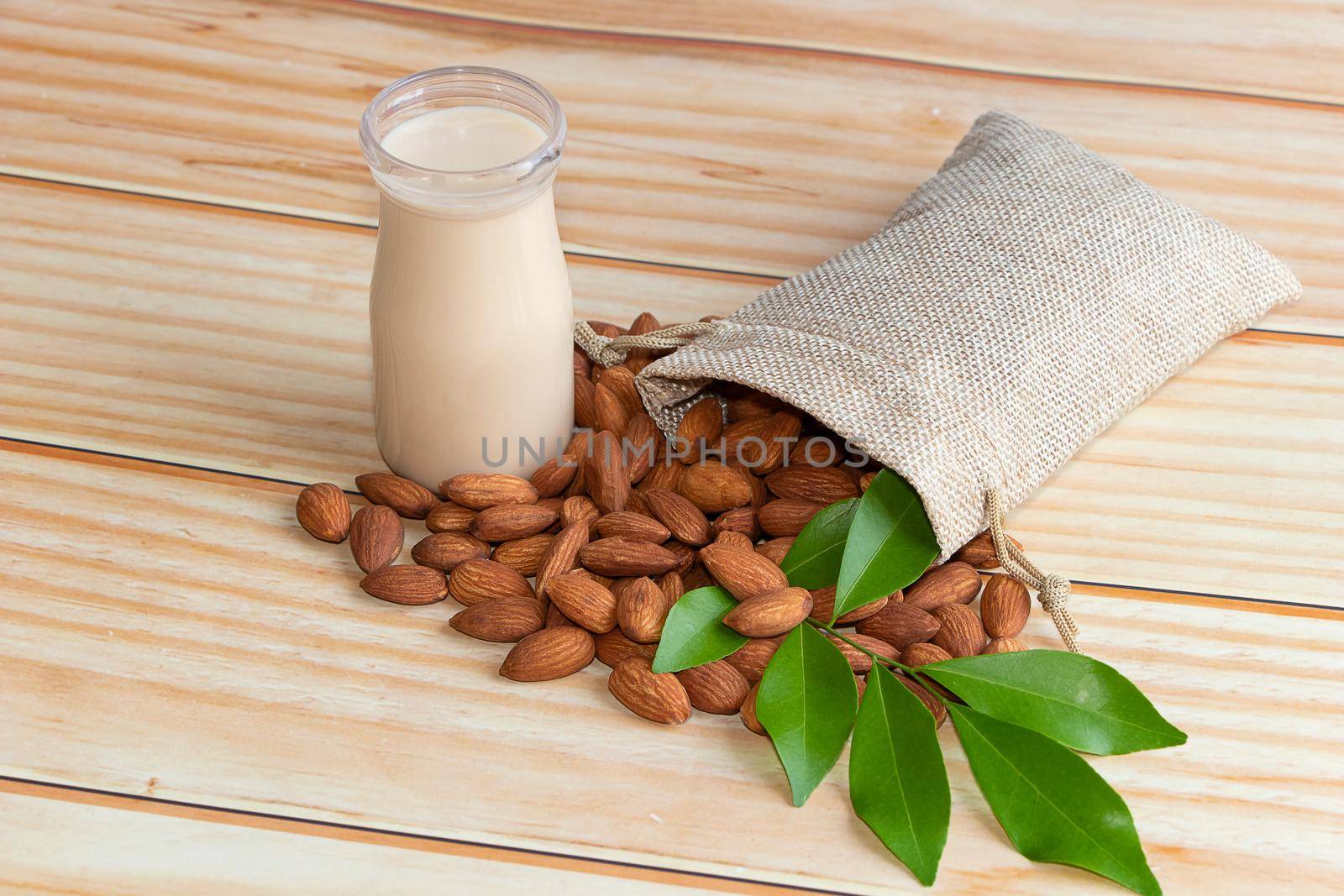 top view Almond milk in glass and almond seeds Empty on a wooden table Which is useful in helping to neutralize free radicals Strengthens the immune system in the body
Helps to slow down aging and aging.