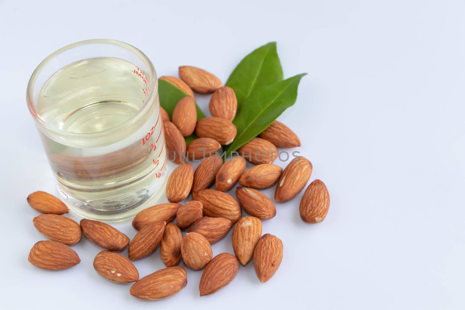 Almonds are useful to help fight free radicals. Strengthens the immune system in the body
Helps to slow down aging and wrinkles of age well