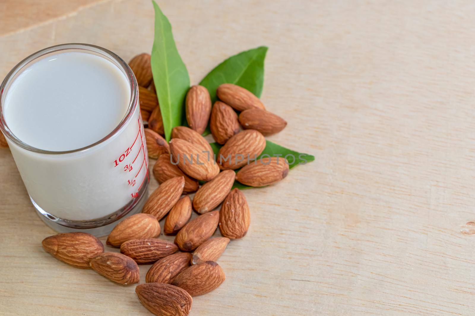 Almonds are useful to help fight free radicals. Strengthens the immune system in the body
Helps to slow down aging and wrinkles of age well